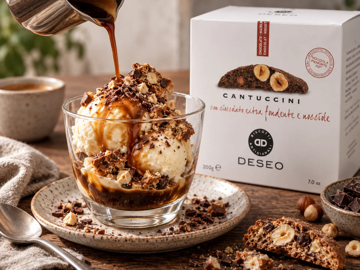 Affogato mit Vanilleeis, Espresso und Cantuccini-Crunch aus Haselnuss und Bitterschokolade, daneben die originale Deseo Cantuccini-Packung