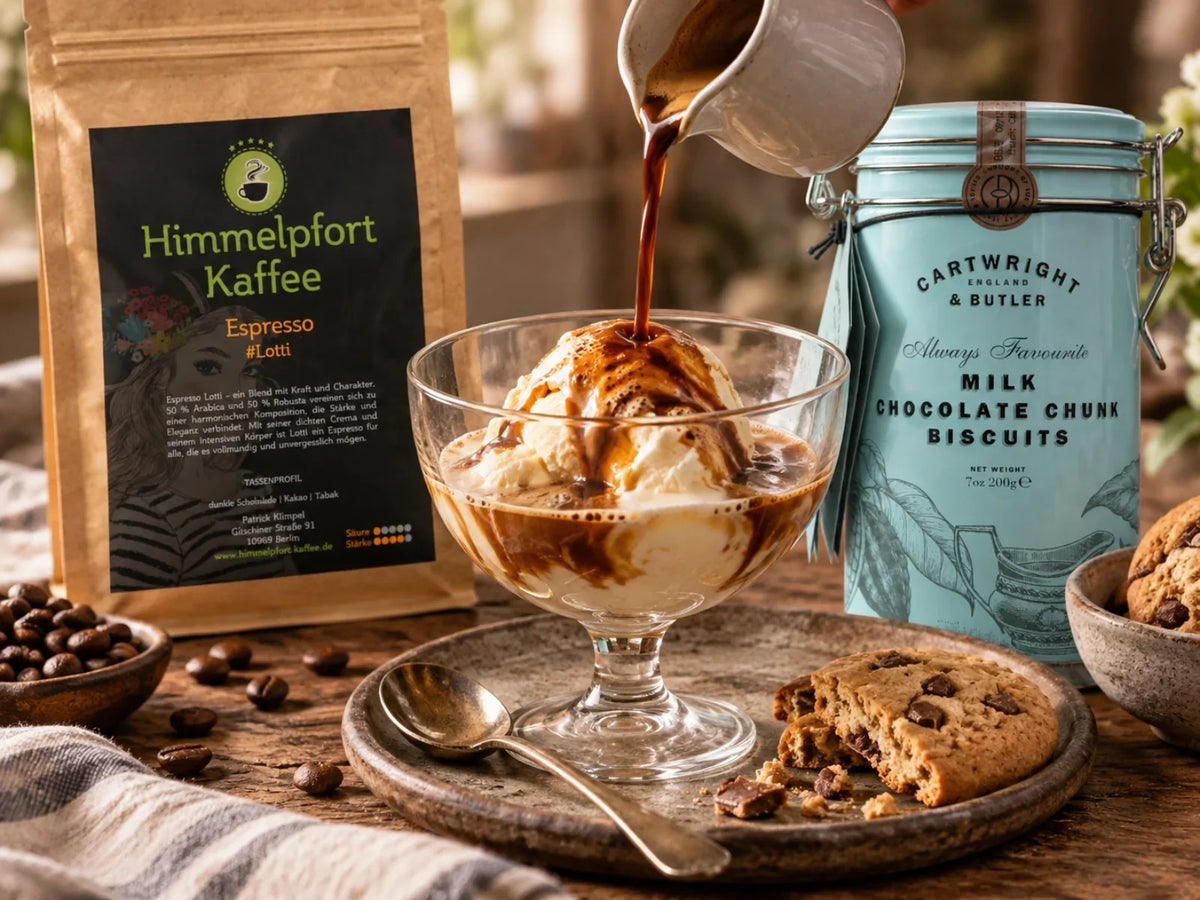 Affogato mit Vanilleeis, frisch gebrühtem Espresso und Milk Chocolate Chunk Biscuits, daneben Espresso #Lotti und die originale Cartwright-&-Butler-Dose