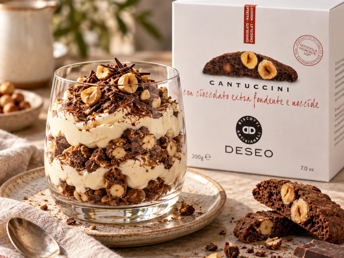 Cantuccini-Tiramisu im Glas mit Mascarpone, Espresso, Haselnuss und Bitterschokolade, daneben die originale Deseo Cantuccini-Packung