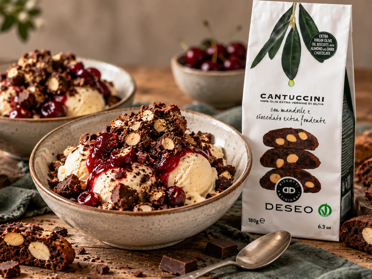 Vanilleeis mit warmen Kirschen und Cantuccini-Crunch aus Zartbitterschokolade und Mandeln, daneben die originale Deseo Cantuccini-Packung