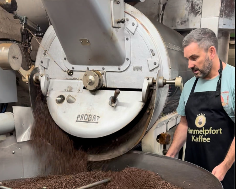 Kaffee und Kuchen auf einem Holztisch