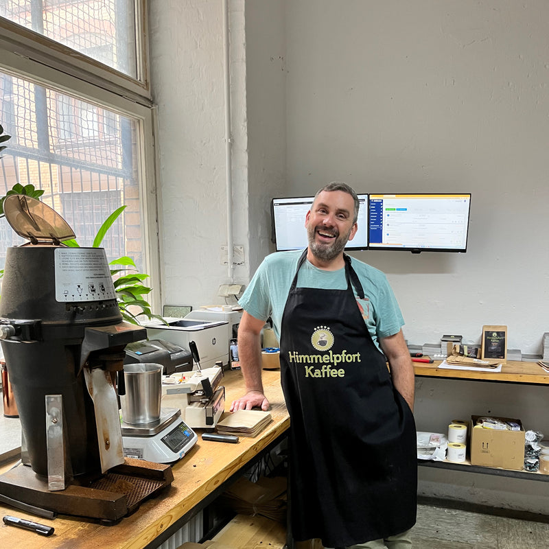 Mehrere Pour-Over-Kaffees bei der Zubereitung