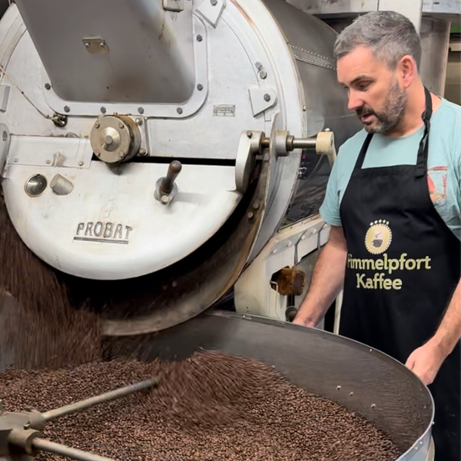 Patrick bei der Arbeit am Kaffeeröster