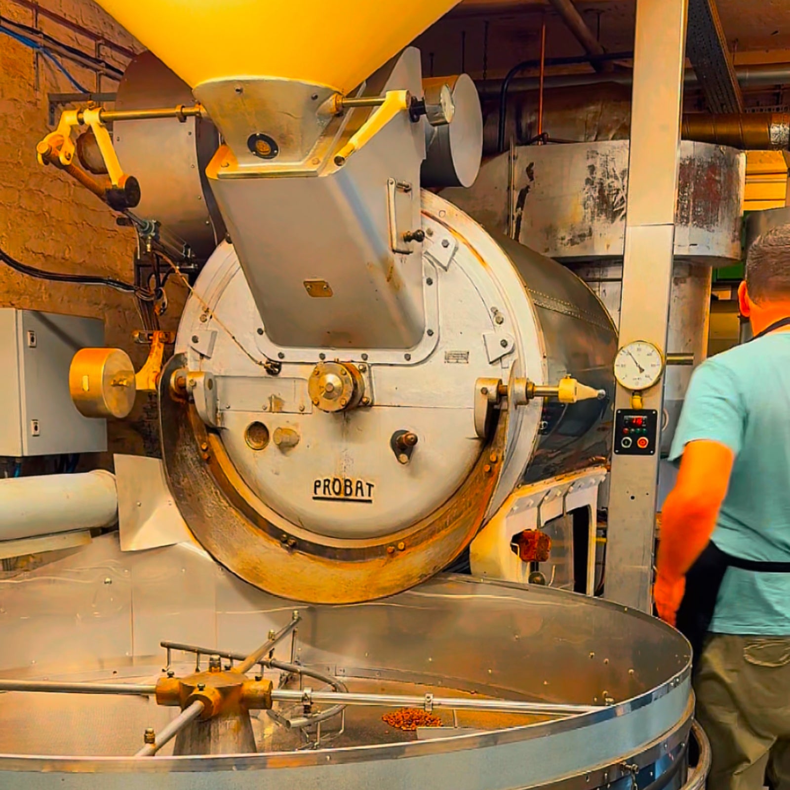 Arbeit am Röster von Himmelpfort Kaffee