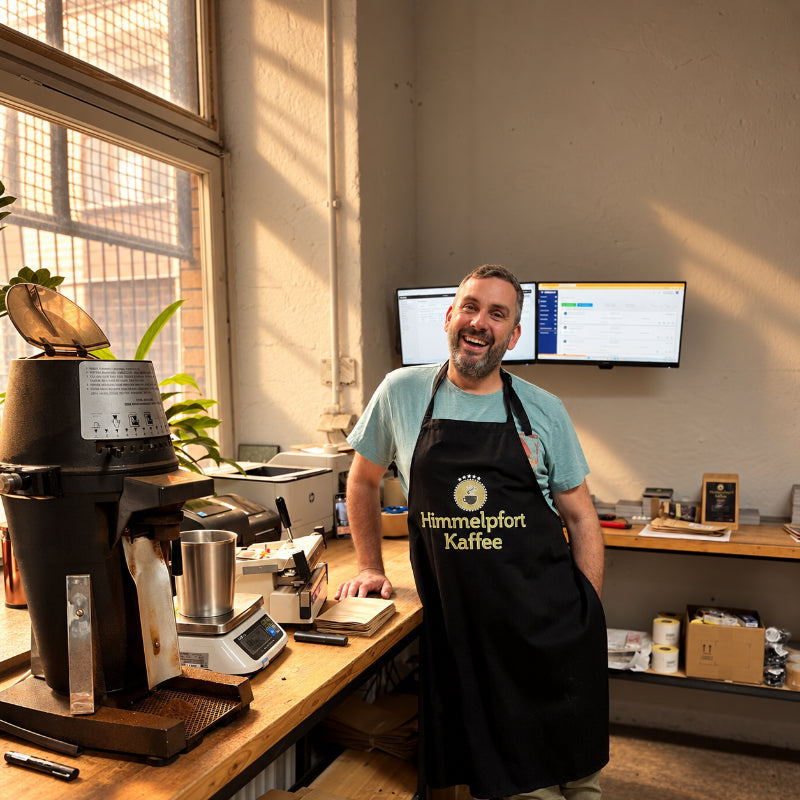Mehrere Pour-Over-Kaffees bei der Zubereitung