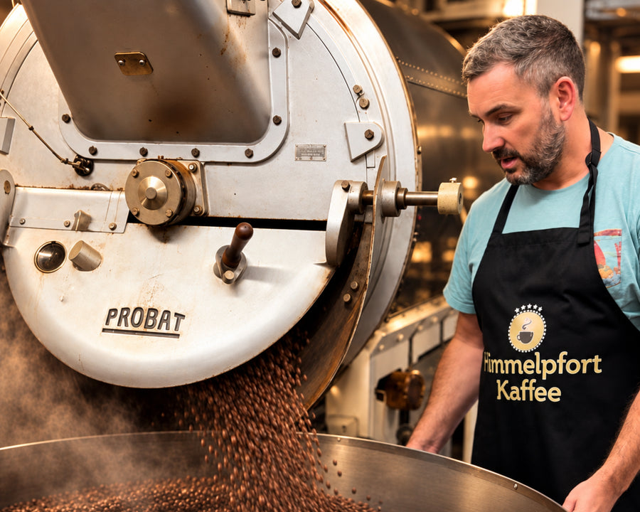 Kaffee und Kuchen auf einem Holztisch